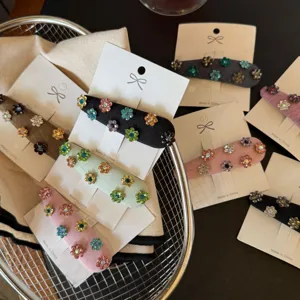 Vista detallada de pinzas de pelo con flores de estrás, accesorios elegantes y brillantes.