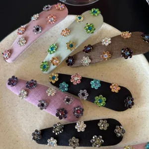 Vista detallada de exquisitas horquillas de flores con diamantes de imitación para el peinado.