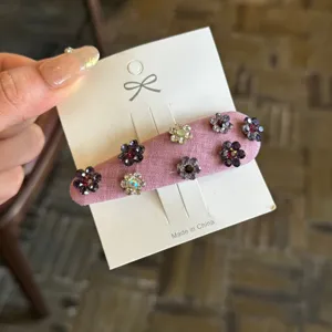 Primer plano detallado de una pinza para el cabello BB con flor de diamantes de imitación.