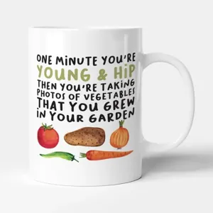 Grappige keramische koffiemok met tuincitaat en leuke groente-illustraties, perfect verjaardagscadeau.