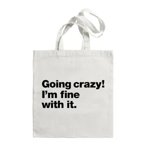 Detailweergave van canvas shopper met opvallende zwarte typografische print op wit.