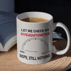 Détail de tasse à café en céramique amusante avec texte humoristique, idée cadeau originale.
