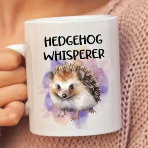 Weißer Keramik-Kaffebecher mit süßem Aquarell-Igel-Design und lustigem Spruch für Tierfans.