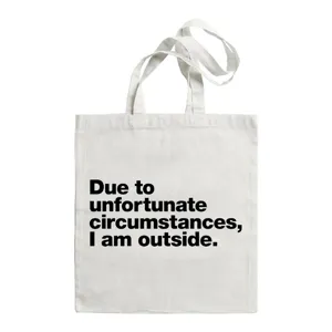 Gedetailleerd overzicht van witte canvas shopper tas met zwarte typografische print.