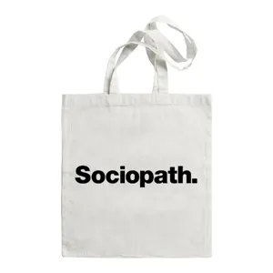 Detailopname van witte canvas shopper tas met zwarte Sociopath tekstprint op de voorkant.