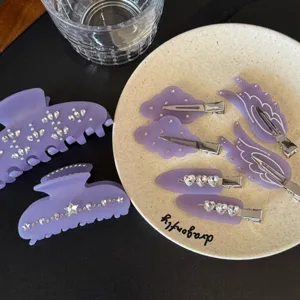 Set di mollette per capelli in acetato viola e strass, accessori eleganti per tutti i giorni.