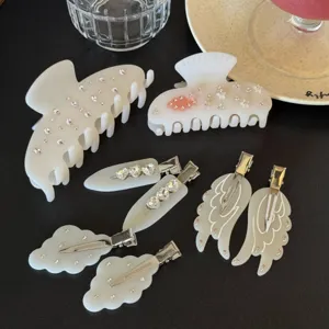 Simpatiche mollette per capelli in acetato e becco d'anatra con strass per decorazione quotidiana.