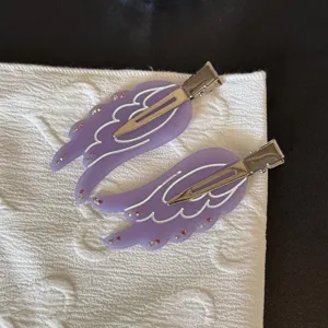 Fermagli per capelli ad ala viola con strass e dettagli bianchi, simpatici accessori per styling.
