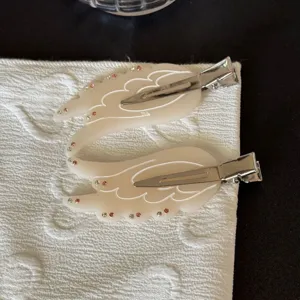 Graziosi fermagli per capelli ali d'angelo con strass, elegante accessorio per acconciature chic.