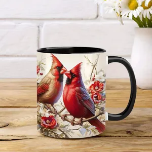 Tazza da caffè in ceramica con cardinale rosso e motivo floreale per la decorazione della casa.