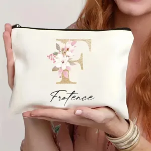 Bolsita de maquillaje personalizada con letra floral F y nombre, estuche cosmético ideal para viajes.