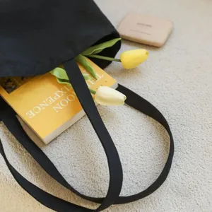 Zwarte canvas shopper tas detailweergave, stijlvolle dagelijkse handtas met minimalistisch design.