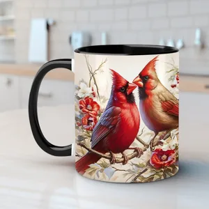 Bella tazza da caffè in ceramica con motivo di uccello cardinale rosso per la decorazione.