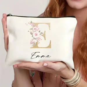 Bolsa de maquillaje blanca personalizada con letra floral E y nombre para viaje.