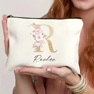 Vista detallada del neceser personalizado con letra floral y nombre impreso en la bolsa.