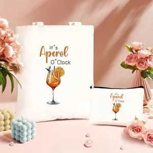 Detailaufnahme von Leinentagetasche und Etui-Set mit Cocktail-Druck, süße ästhetische Deko.