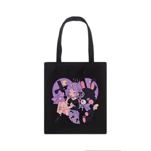 Nahaufnahme der gotischen y2k Anime-Mädchen- und Hasengrafik auf der schwarzen Stofftasche.