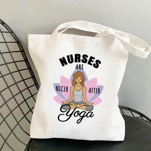 Detailansicht der weißen Canvas-Tragetasche mit Yoga-Krankenschwester-Druck und Trägern.