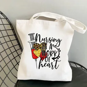 Nahaufnahme des Pflegethemen-Drucks auf der Segeltuchtasche mit strapazierfähigen Nähten.