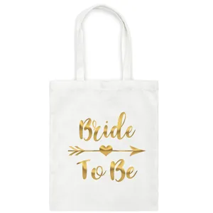 Detailansicht der weißen Stofftasche mit goldenem Bride To Be Print für Damen Umhängetasche.