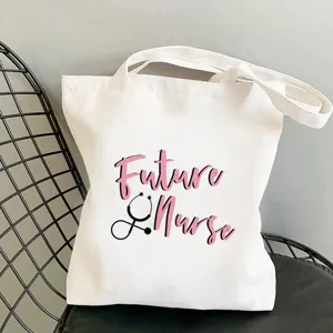 Detailansicht einer weißen Canvas-Tasche mit rosa Future Nurse und Stethoskop-Druck.