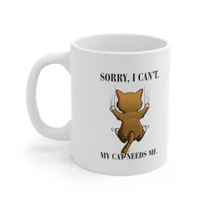 Detaillierte Nahaufnahme einer niedlichen Keramik Kaffeetasse mit lustigem Katzenmotiv.