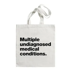 Close-up detailweergave van witte canvas draagtas met zwarte typografische print.