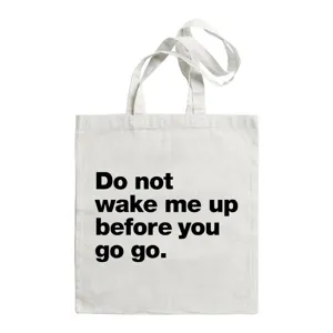 Witte canvas shopper tas met zwarte letterprint, stijlvolle casual schoudertas voor dames.