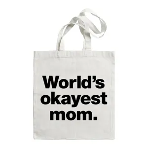 Detailweergave van witte canvas shopper tas met een mooie zwarte letter print.