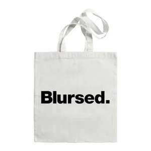 Gedetailleerd close-up van de witte canvas tote tas met duidelijke zwarte opdruk.