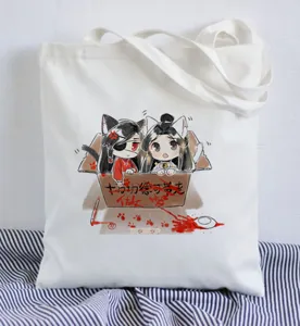 Nahaufnahme des Anime-Drucks auf der Segeltuchtasche mit niedlichem Chibi-Figuren-Grafikdesign.