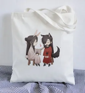 Detailansicht der weissen Segeltuch-Tragetasche mit niedlichem Anime-Druck für den Alltag.