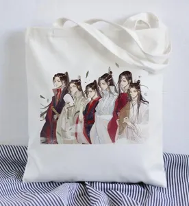 Detailaufnahme der Segeltuch-Tragetasche mit Anime-Figuren-Druck, lässige Umhängetasche.