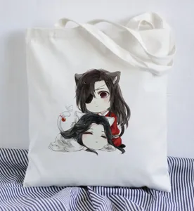 Nahaufnahme einer weißen Leinentasche mit süßem Anime-Charakter-Druckdesign Detail.