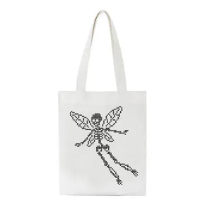Detailansicht einer weißen Segeltuchtasche mit trendigem Pixel-Totenkopf-Feen-Druck, robust.