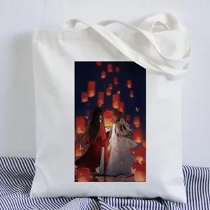 Weisse Canvas Tragetasche mit Anime Figuren Druck für Damen und Herren im Alltag.