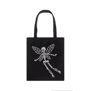 Nahaufnahme der schwarzen Canvas-Tasche mit Pixel-Totenkopf-Druck und robustem Stoff.