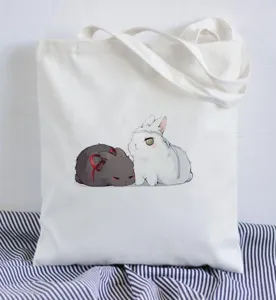 Nahaufnahme Detailansicht der niedlichen Anime Kaninchen bedruckten weissen Segeltuchtasche.