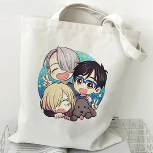 Detailaufnahme der Anime-Druck-Leinwandtasche mit niedlichen Zeichentrickfigurengrafiken.