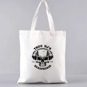 Detailansicht einer weißen Baumwolltasche mit coolem Totenkopf DJ Kopfhörer Motivdruck.