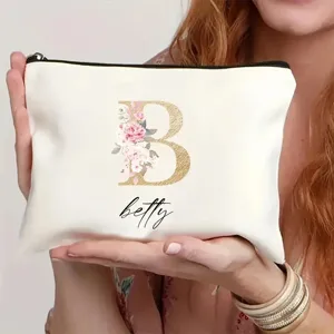 Primer plano detallado de un neceser de maquillaje blanco personalizado con una letra.