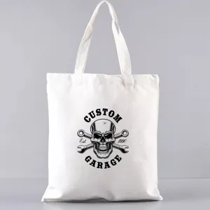Weiße Segeltuch Tragetasche mit coolem Totenkopf Grafikdruck, lässige Schultertasche für den Alltag.