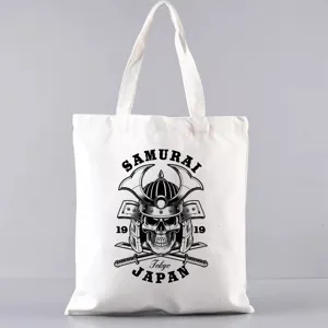 Detailansicht der weißen Segeltuch Tragetasche mit coolem Samurai Totenkopf Print.