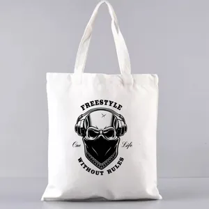 Detailaufnahme der Segeltuch-Tasche mit coolem Totenkopf-Grafikdruck und Freestyle-Schriftzug.