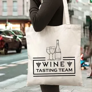 Detalle de bolso tote de lona con estampado de cata de vinos para uso diario y tiempo libre.