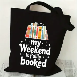 Vista detallada del bolso de lona negro con gráfico de libros y texto impreso estilo casual.