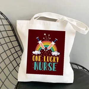 Nahaufnahme der Schwestern-Stofftasche mit gedrucktem Regenbogen- und Spritzen-Design.