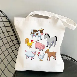 Detailaufnahme der weißen Canvas-Tragetasche mit niedlichem Bauernhoftiere-Druck.