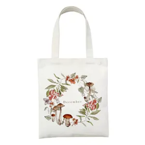 Nahaufnahme des Aquarell Pilz und Blumenkranz Drucks auf der weißen Stofftasche.