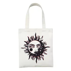 Gedetailleerd overzicht van de witte canvas draagtas met artistieke zon en maan print.
